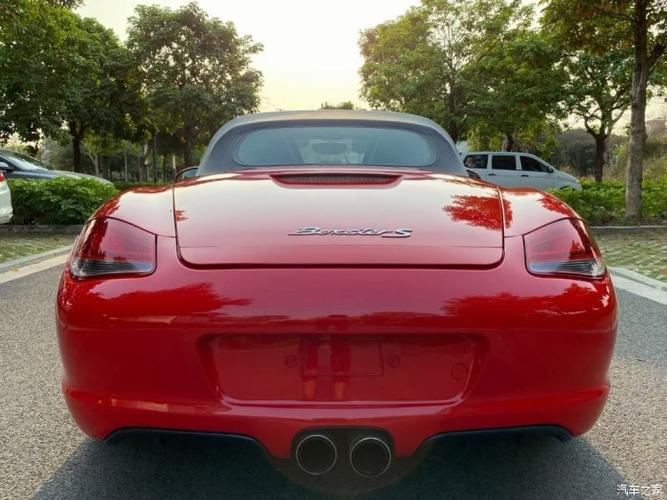 红色的保时捷的博斯特就是炫酷,那外观设计如此吸引人,内饰豪华