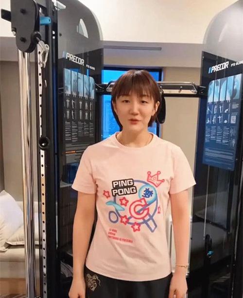 26岁的乒乓女神陈梦,穿运动装又飒又美,家里挂满金牌