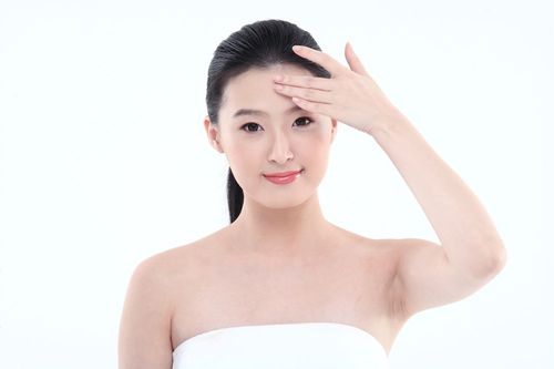 手放在额头上的可爱女孩图片