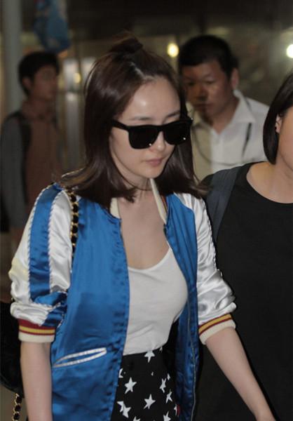 杨幂机场苹果头造型:如果你想要低调一些也可以像杨幂这样只扎小