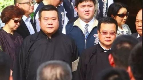 马澄坤(右)出席父亲丧礼