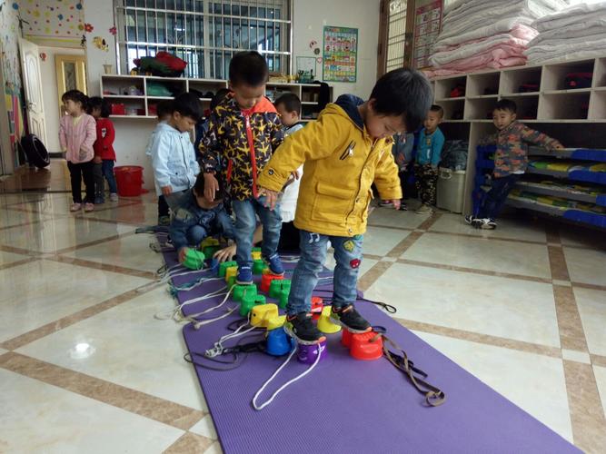 小叮当幼儿园小班体能课《踩高跷》