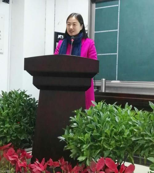 郑州中学副校长李兰做分享报告