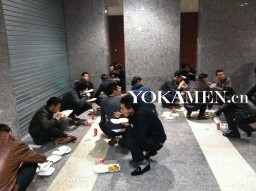工作间隙在吃盒饭的模特 堪比时尚圈中的民工
