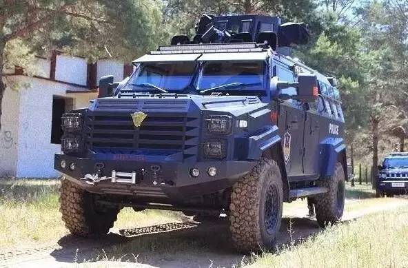 快来看 剑齿虎新式防暴警用装甲车来了!