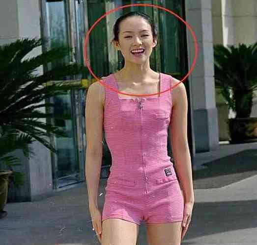 章子怡17岁旧照被扒穿芭比粉连体裤清纯无比腿型却太真实了