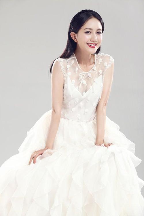 李倩披婚纱拍写真 笑颜如花宛若天使