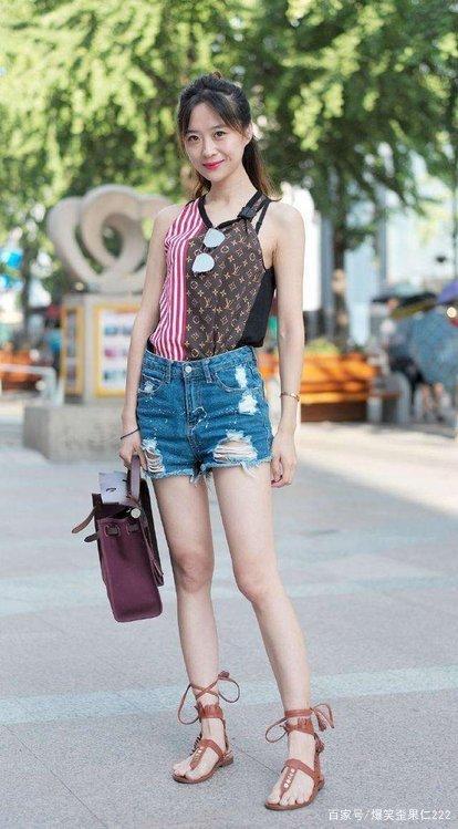 街拍时尚吊带装美女 16位靓丽小姐姐 笑容甜美身姿高挑 太吸引人