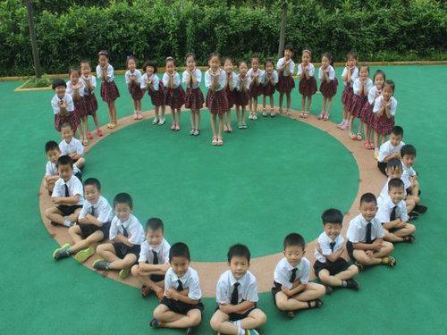 幼儿园毕业照创意满分论脑洞谁能比得过小朋友大学生服了