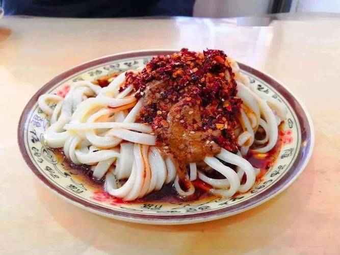 早点来一盘"能喝汤的面皮"安康蒸面,再配上一个刚出炉的芝麻烧饼,或是