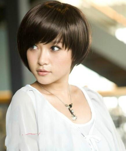 不规则修剪的沙宣头短发发型,碎碎修剪的刘海修饰了脸型让圆脸看
