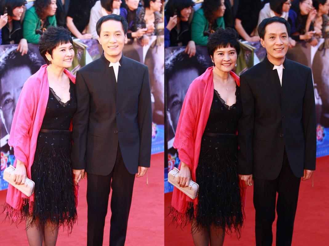 梁丹妮还是那么年轻,与小8岁冯远征站在一起时,还挺有