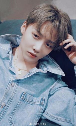 刘雨昕微博更新,身穿牛仔衣怼脸自拍,侧颜立体精致,这个皮肤状态也太
