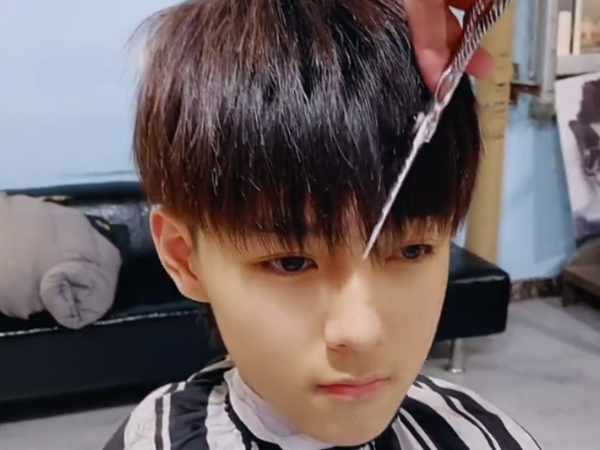 小男孩换了款社会人发型后,气质瞬间变高冷,女生:完全