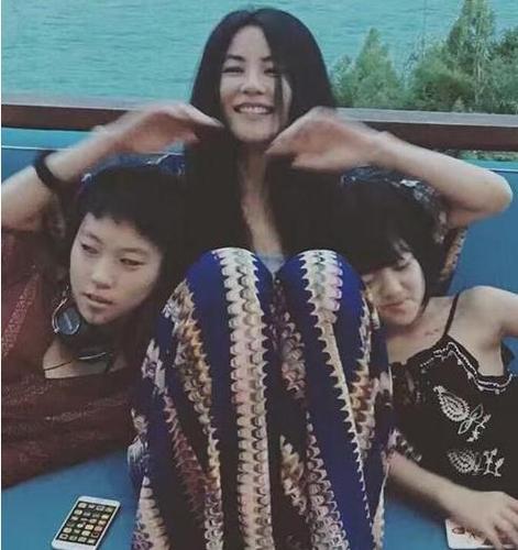 fashion:王菲母女三人公益街拍曝光.