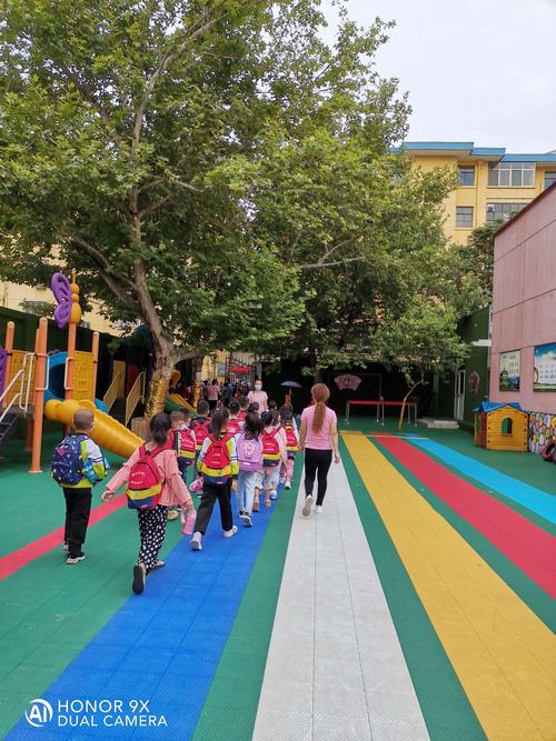 小朋友错峰排队有序离园