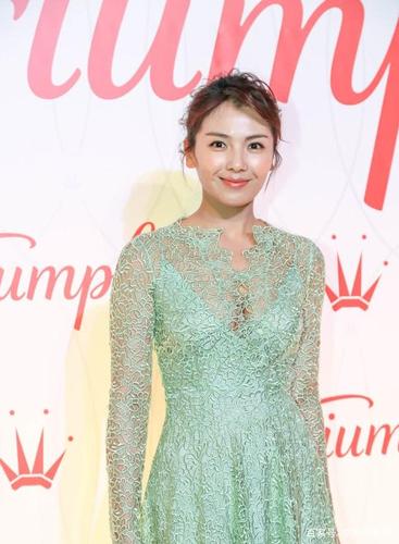 刘涛装嫩却意外"翻车",绿裙穿出土味,好在身材立体性感有余