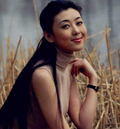 美女主持李红:14岁辍学打工又退婚,凭一己之力供出俩