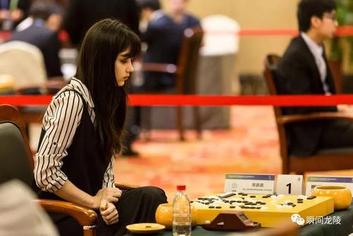 棋界颜值柯洁黑嘉嘉谁将戴上黄龙玉奖牌?