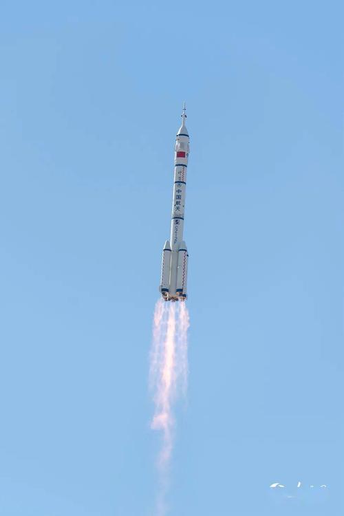 长征二号f遥十二运载火箭点火发射.