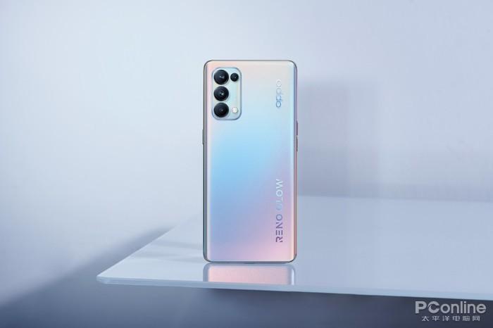 手机 文章  如果面对手机不同的颜色感到选择困难,只需拿起oppo reno5