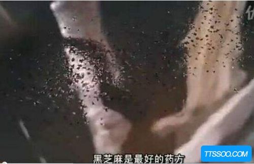 小姑娘试了很多方法都没能治好毛孔,听说芝麻泡澡可以百分百治好,小