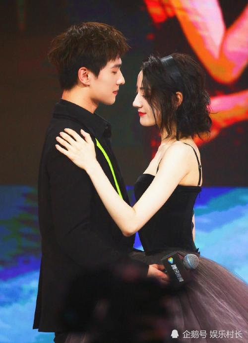 迪丽热巴杨洋营业,还原《荣耀》高甜名场面悄悄话好逗,热巴黑亮玉背吸