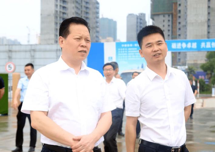 衡阳市珠晖区区委副书记,区长魏中发率队莅临绿地衡阳城际空间站视察