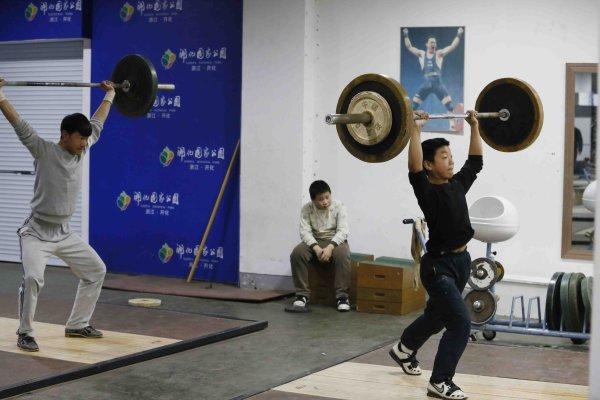 开化:两届奥运冠军占旭刚"少年举重班" 掠影