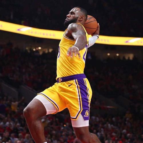 詹姆斯湖人首秀,一条龙扣篮拿下湖人生涯首分