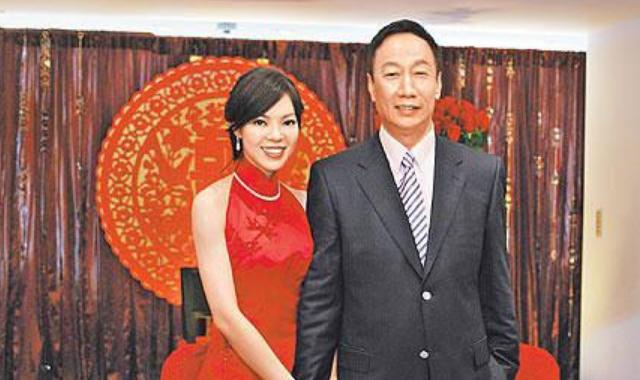 浪漫不减70岁郭台铭亲动手为娇妻包润饼老夫少妻比爱心卖萌