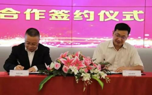 北新建材董事长王兵(右)与当代置业执行董事兼总裁张鹏(左)进行签约