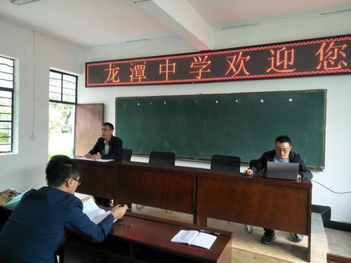 王忠明副校长在主持新教师的公开课教研活动