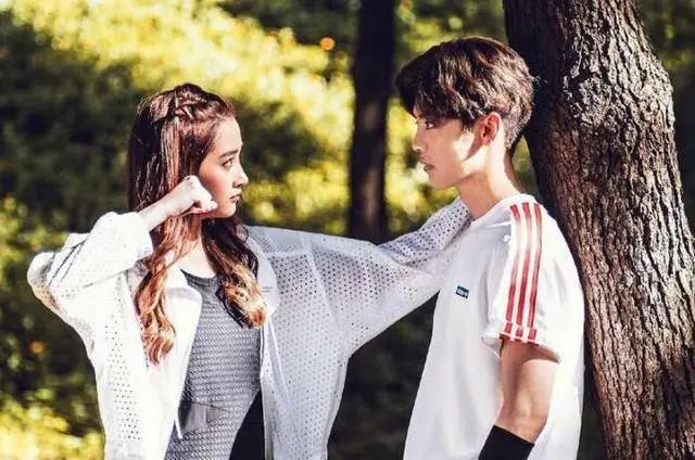 关晓彤鹿晗深夜酒店内热吻,情到深处难舍难分,网友:不