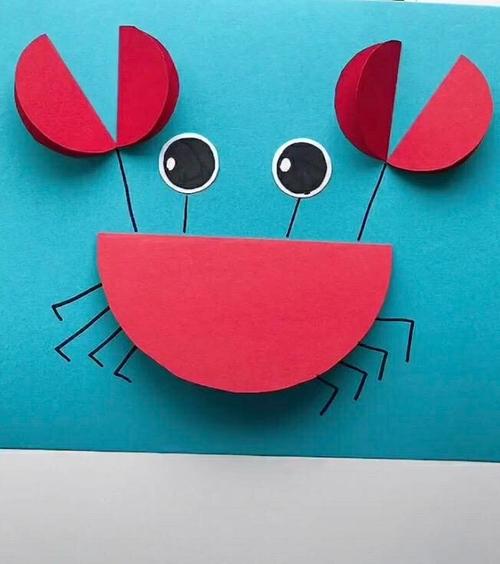 用黑色的笔,把贴的脚和眼睛连起来,再帮螃蟹画上脚,我们制作的可爱的