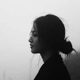 女生黑白头像伤感侧脸头像