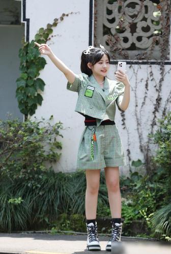 号>正文申请入驻>绿色格纹裤装清雅大方虽说身高只有1米53的赖美云,在