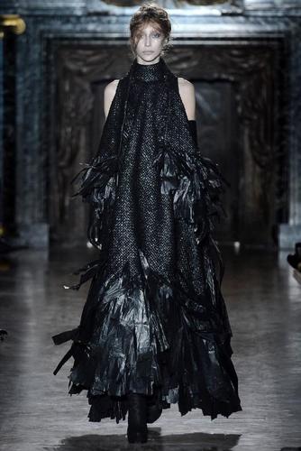 上游时尚|浪漫优雅哥特风,黑色垃圾袋另类诠释暗黑华服