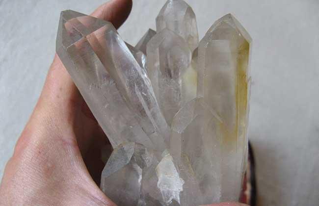 将水晶球放在一根头发丝上,人眼透过水晶能看到头发丝双影的,则为水晶