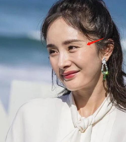 原创当34岁杨幂离开精修后,眼部鱼尾纹尽显老态,少女人设也要崩塌