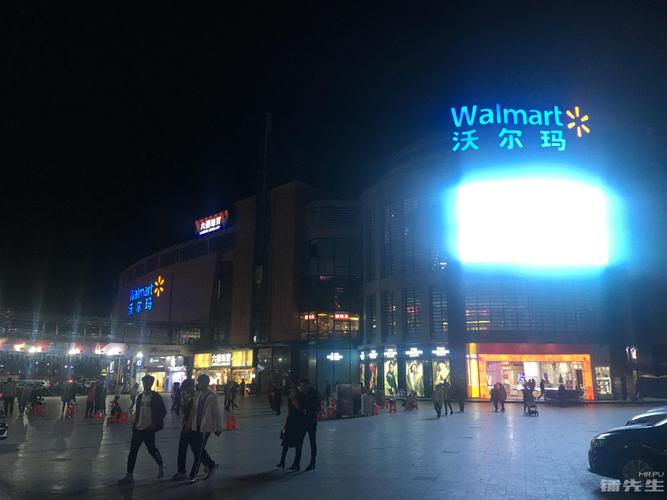 凤岗镇沃尔玛内(服装店)转让,扶梯出入口旁边