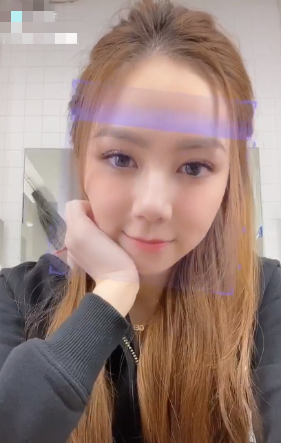 组图:邓紫棋捧脸嘟嘴卖萌 一秒变脸展现"性感"唇形吓坏粉丝