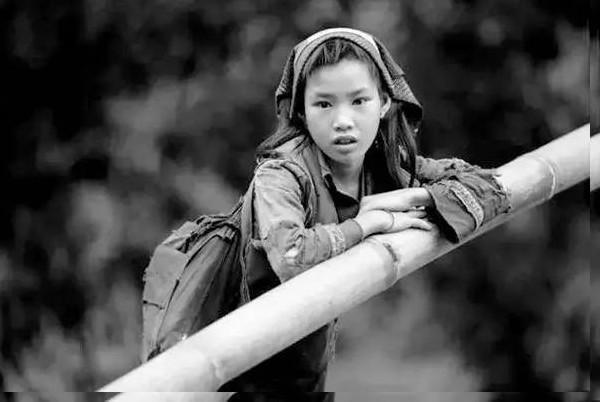 1993年10月,贵州省水城县花嘎乡新星村,上学途中的布依族女孩.