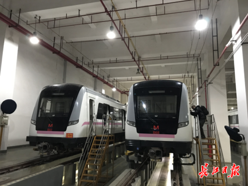 武汉地铁归来!2号线首列列车驶出武汉地铁常青车辆段