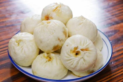 璜山楼大姐钟情于老面发酵,纯手工肉包每天限量供应,一出笼就被抢光!