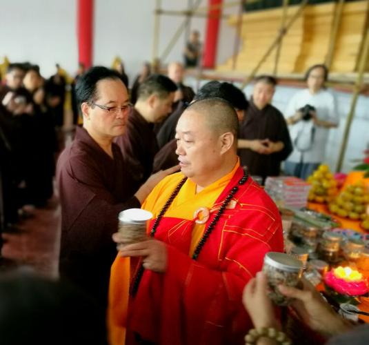 印修法师恩,僧俗弟子聚.菩萨装藏会,千年难…(副本)