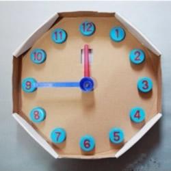 儿童玩具挂钟小制作 纸盒和塑料瓶盖diy钟表