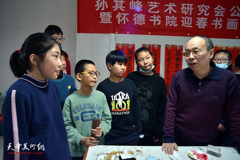 王冠惠在公益讲堂上解答学员关于国画色彩运用方面的问题.