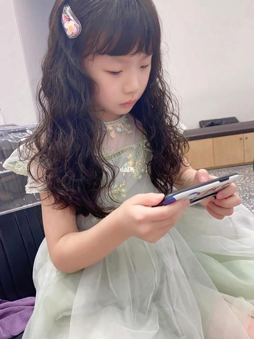 小女孩一定要烫一次法式卷,自然免搭理烫韩式烫发首先