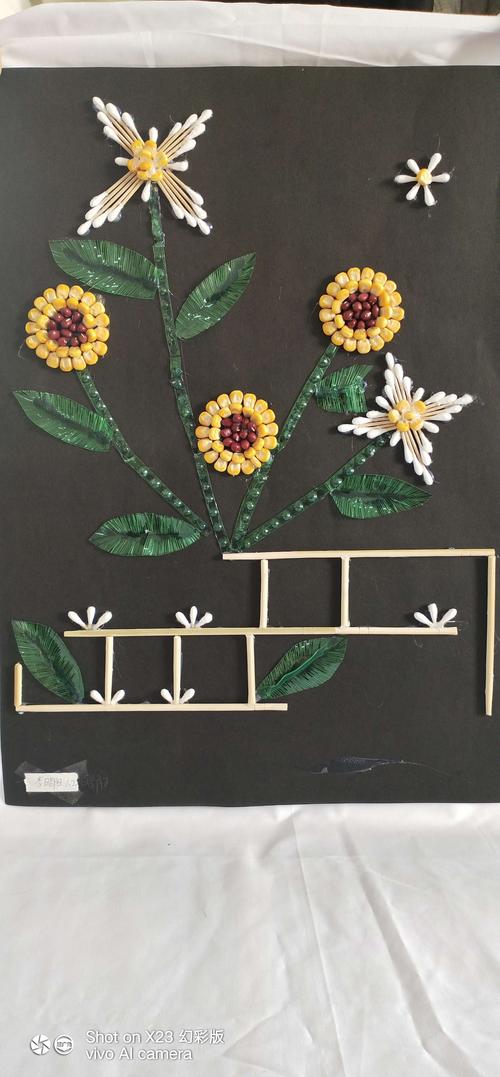 各种废弃物品进行制作,有用易拉罐做的船,有用玉米,扣子等粘的风景画